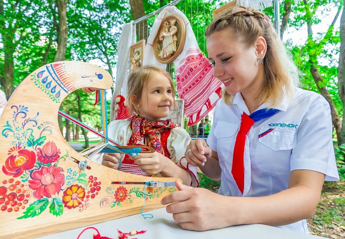 Подарки детям от вожатых