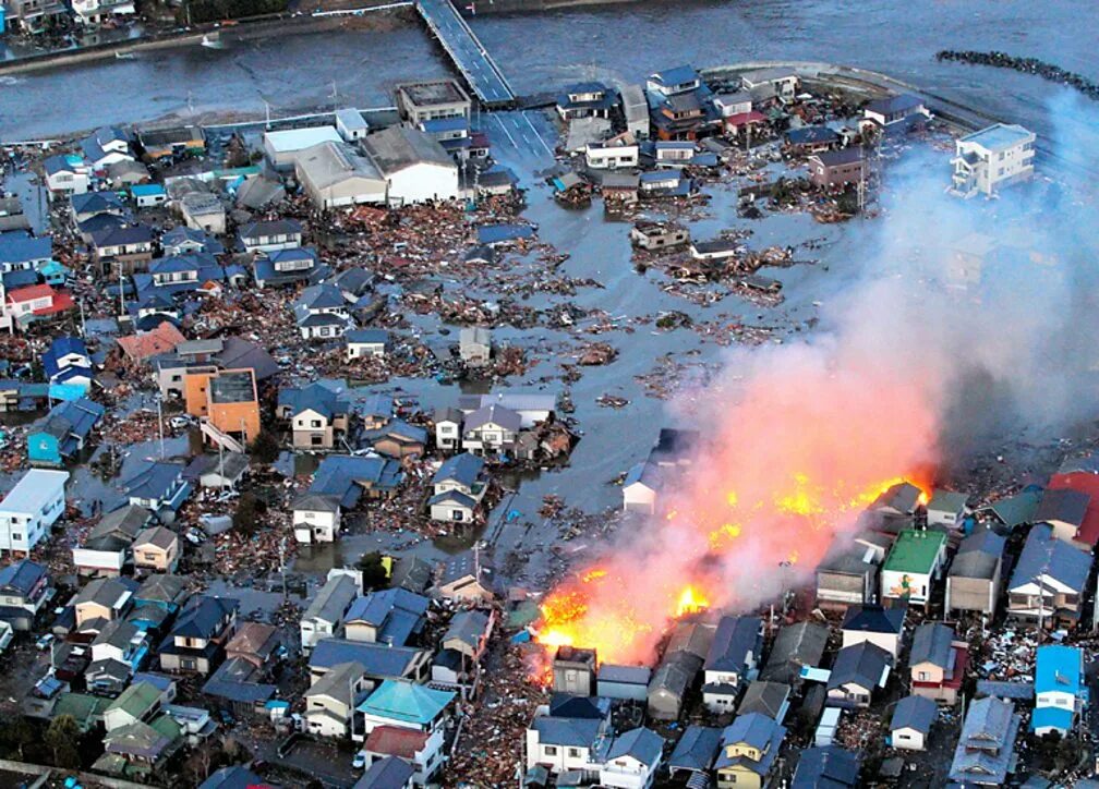 Землетрясения цунами наводнения. ЦУНАМИ В Японии в 2011. ЦУНАМИ В Японии 2011 Фукусима. Япония 2011 землетрясение и ЦУНАМИ. ЦУНАМИ В Токио.