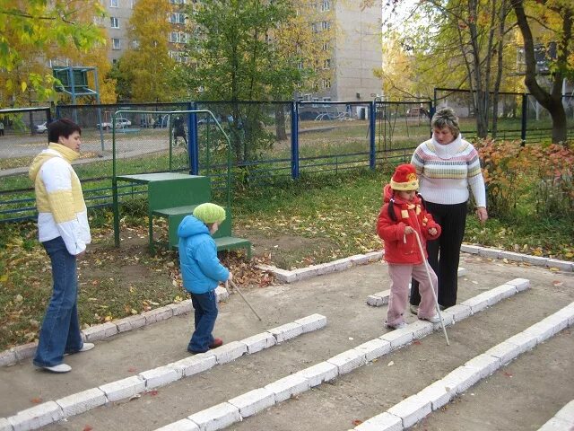 Пространственная ориентировка детей с нарушением зрения. Ориентировка незрячих в пространстве. Пространственная ориентировка слепых. Ориентация в пространстве слабовидящих. Детские сады для слабовидящих.