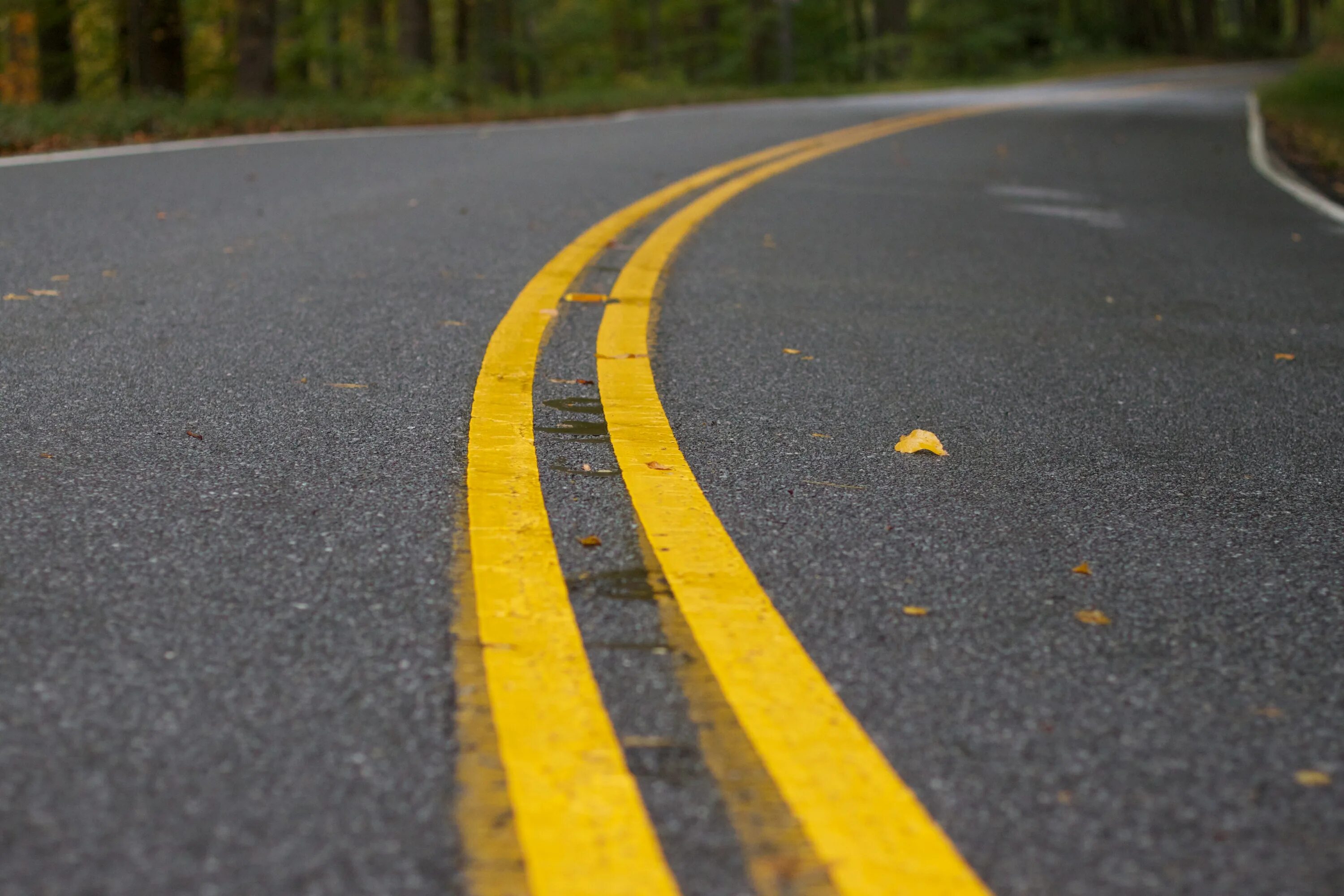 Желтая полоса на дороге. Асфальт с разметкой. Дорога асфальт. Асфальт текстура. Асфальт с желтой разметкой.