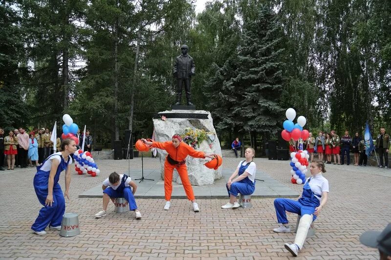 дк строитель озерск. сквер у 16 училища озерск. дк строителей озерск челябинская. дк строитель озерск директор. сквер первостроителей озерск.