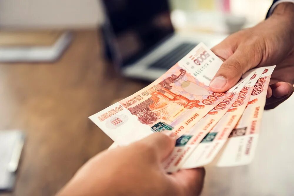 Займы rub. Деньги в руках. Займы rub. Рука с деньгами на белом фоне. Картинки займ до 30000 рублей.