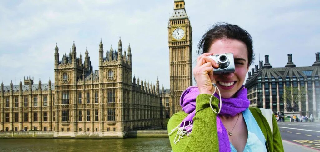 Traveling to uk. Туристы в Лондоне. Туристы фоткают Лондон. Друзья в Лондоне. Путешествия по Великобритании 4 года.