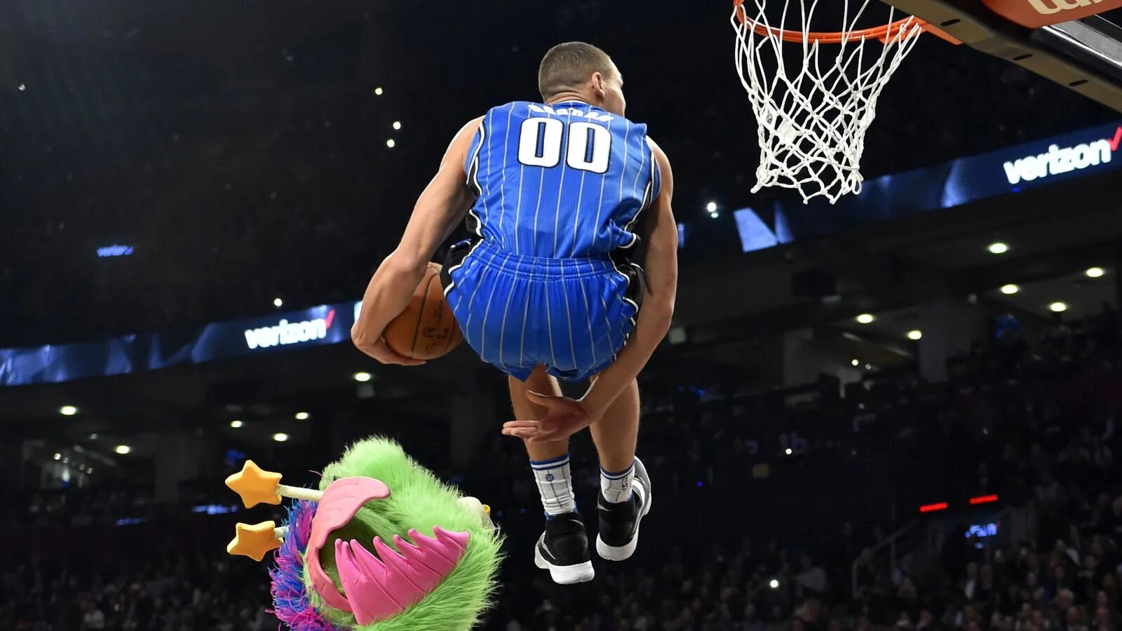 Лучший данк. Баскетбол данк гордон. пас пас данк. aaron mickie nba. данки в баскетболе.