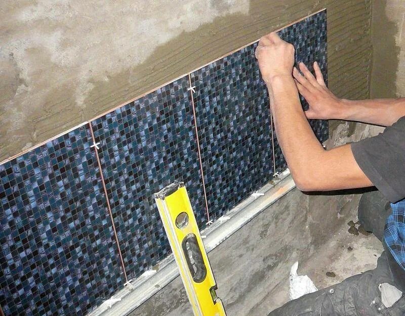 Квадратного метра плитки положить ванной. Укладка кафельной плитки. Плитка в ванную в панельном доме. Квадратного метра плитки положить ванной. Плиточника кафельщики маляры.