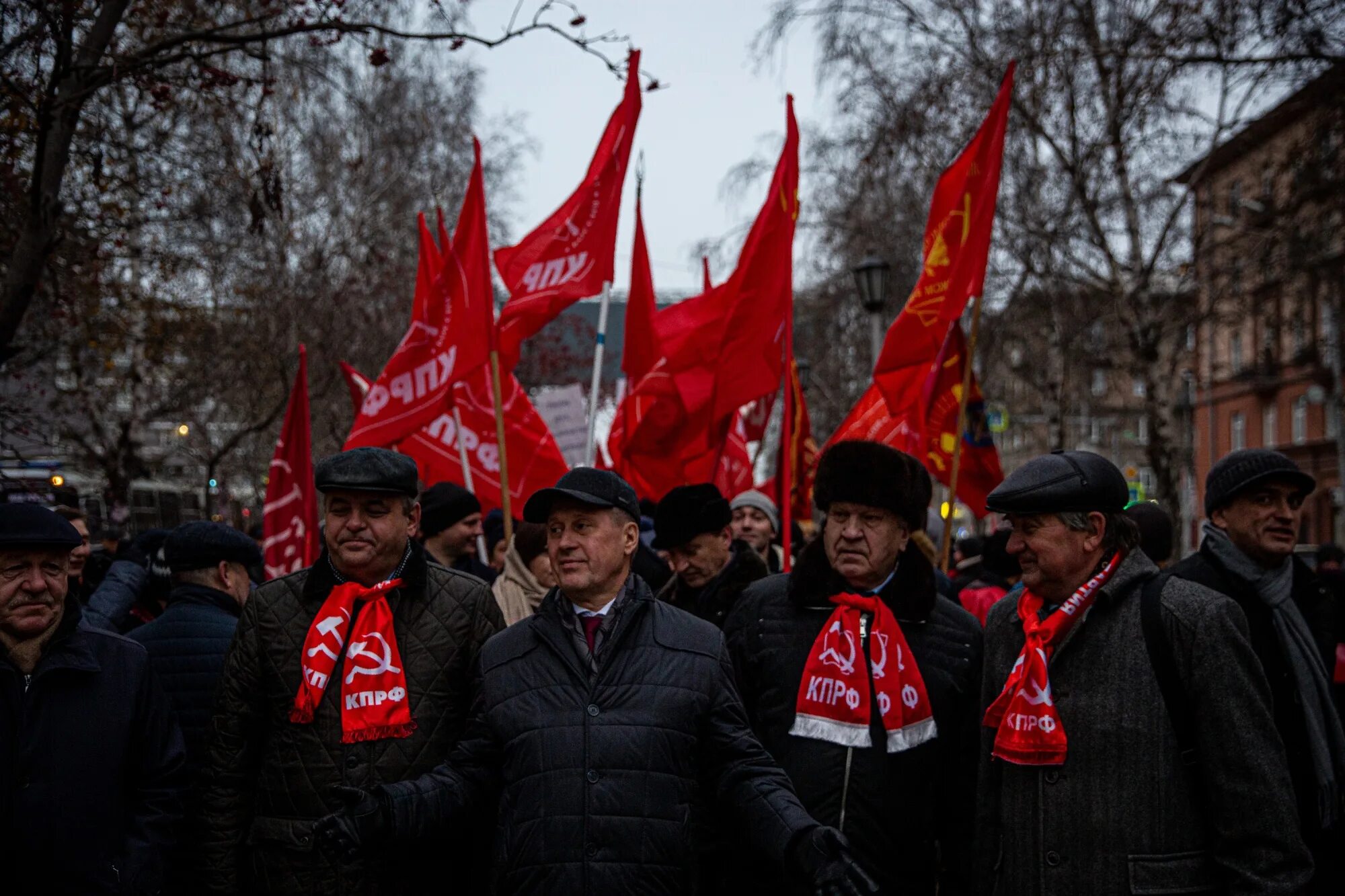 С днем революции. Демонстрация Новосибирск. 7 Апреля день революции. 7 Апреля день революции Кыргызстана.