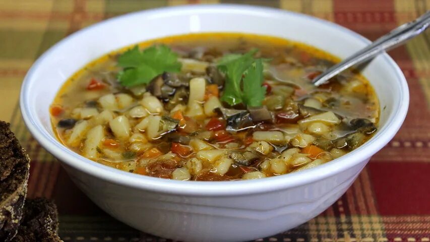 Перловка с солеными огурцами и грибами. Рассольник с перловкой. Рассольник с перловкой. Сухой рассольник. Каша перловая рассыпчатая.