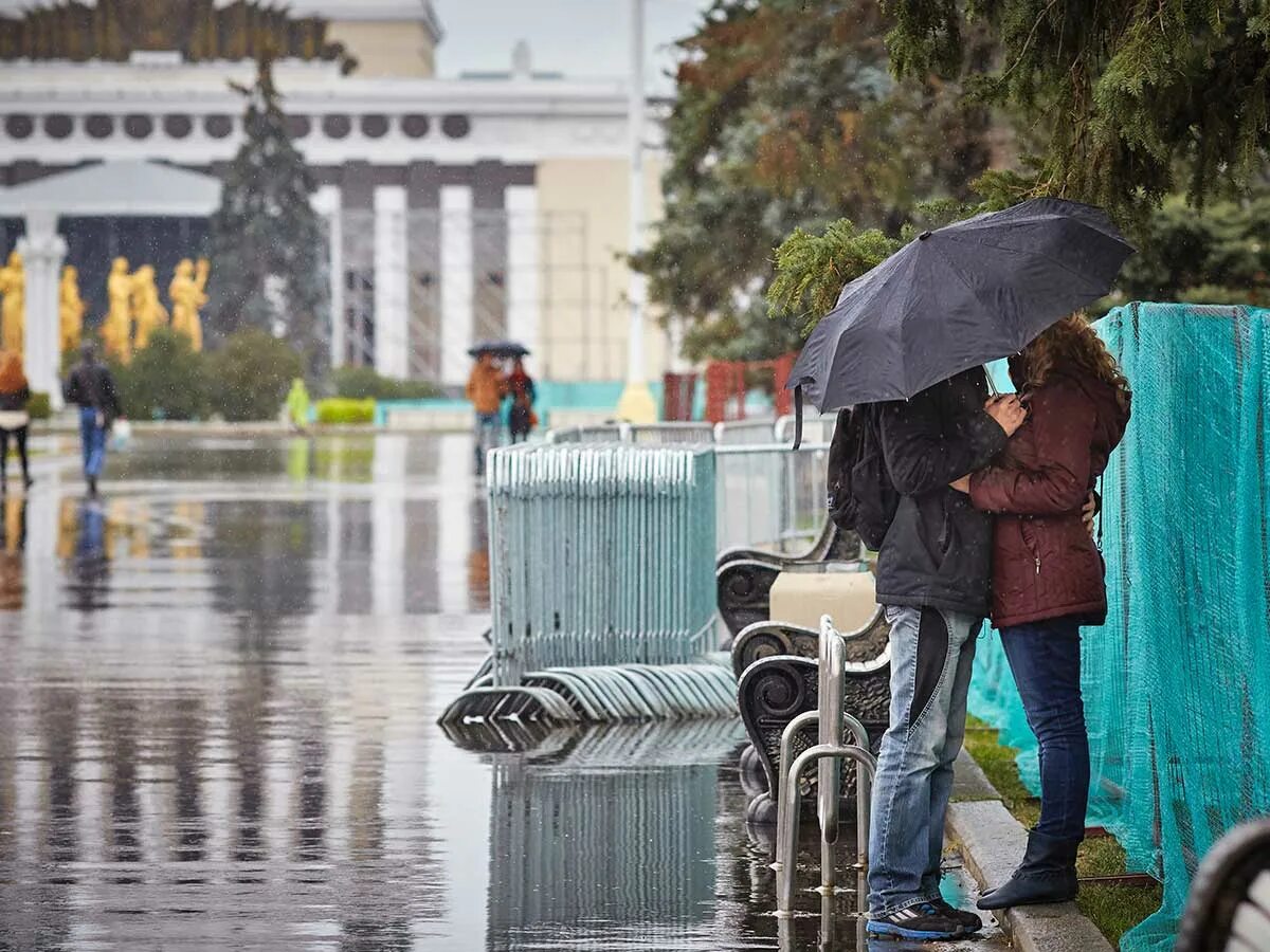 Дождик в Москве. Небольшой дождь. Дождливая Москва. Дождь в Москве.