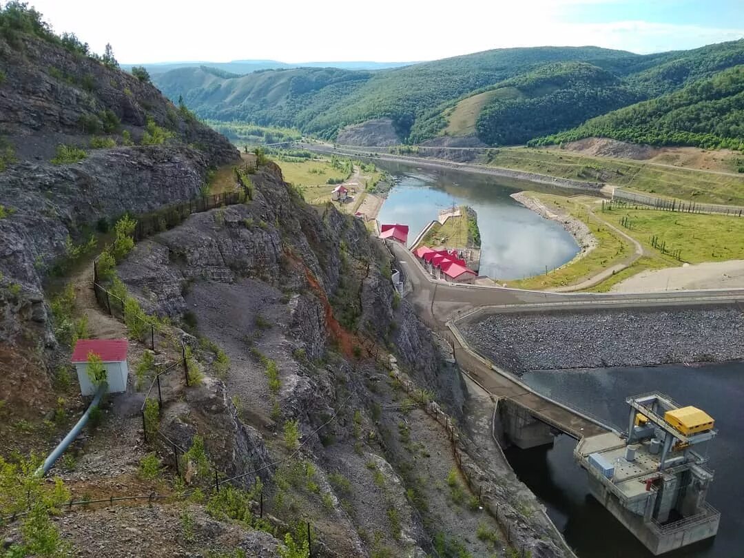 Юмагузинская гэс. Юмагузинское водохранилище водопад. Юмагузинское водохранилище Башкирия. Ласточкино гнездо Юмагузинское водохранилище. Акаваз Юмагузинское водохранилище.