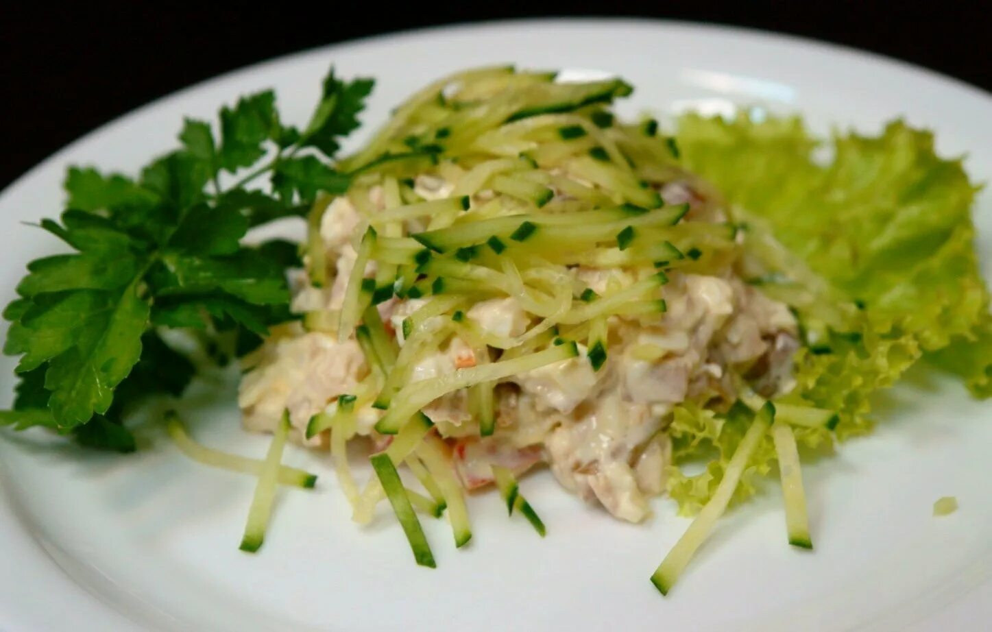 Салат куриная грудка огурец. Салат с грудкой курицы и огурцом. Салат с курицей и солеными огурцами. Салат с курочкой и грибами
