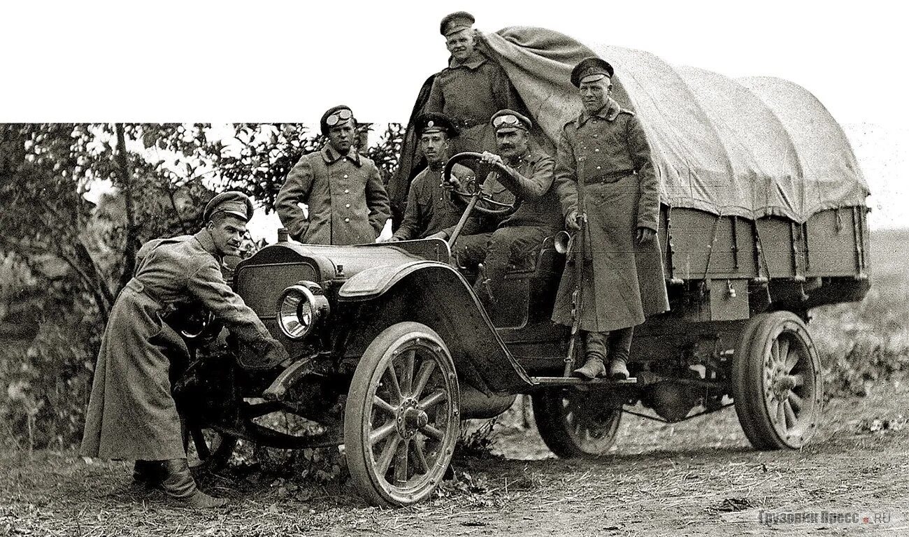 Автомобили первой мировой. Бронеавтомобиль Руссо-Балт 1914. Renault санитарный 1916. ПМВ автомобиль Руссо Балт. Фиат 1916.