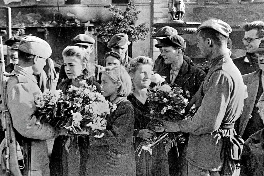 Освобождение Праги 1945 красная армия. Советские солдаты в Праге 1945. Жители Праги встречают советских солдат. Пражская операция май 1945 год освобождение Чехословакии.