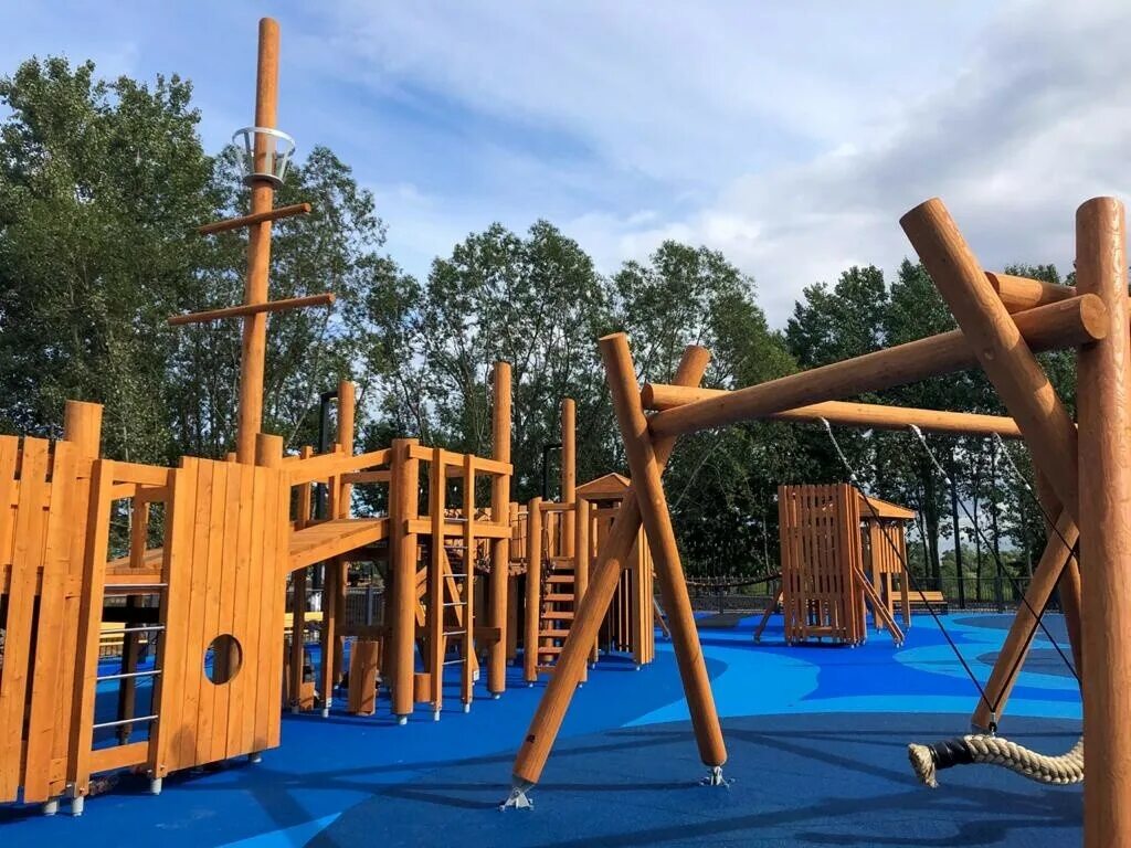 Площадка остров. Кронштадт новый парк остров. Кронштадт новый парк остров фортов детская площадка. Парк кронштадт детская площадка. Детская площадка на крестовском острове южная дорога.