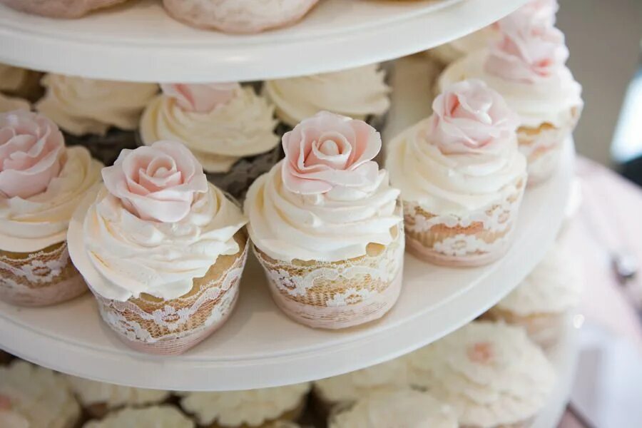 Капкейки на свадьбу. Свадебный торт с капкейками. Свадебные пирожные. Свадебный торт и капкейки. Капкейки марии белой