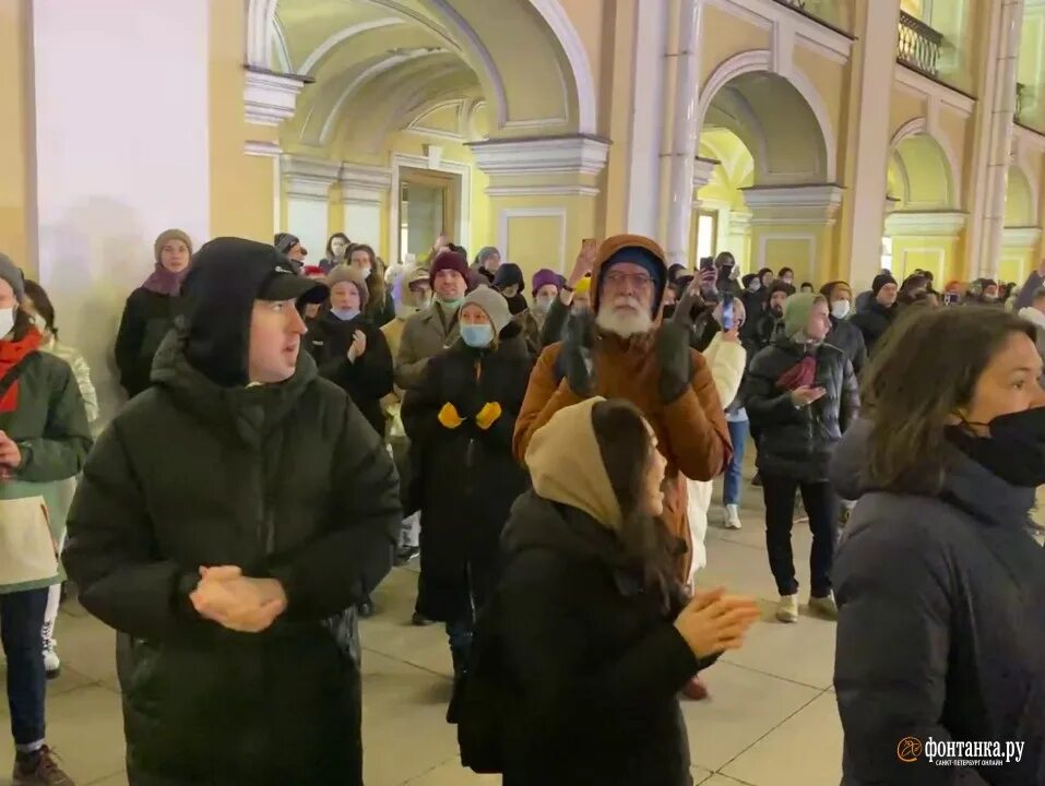 Митинг у Гостиного двора сейчас. Протесты в Петербурге сейчас. Митинги в Санкт-Петербурге сейчас. Митинг на Невском.