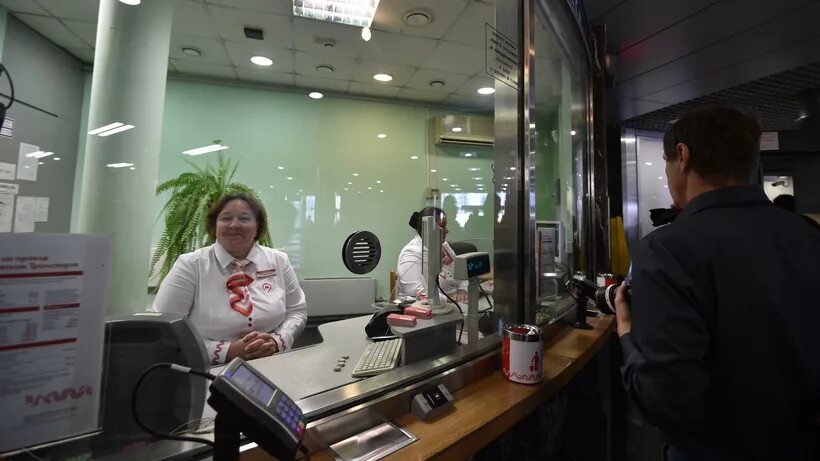 Сотрудница метро. Форма кассира метрополитена в москве. Кассир метрополитен москва. Кассир метрополитен москва. Кассир метрополитен москва.