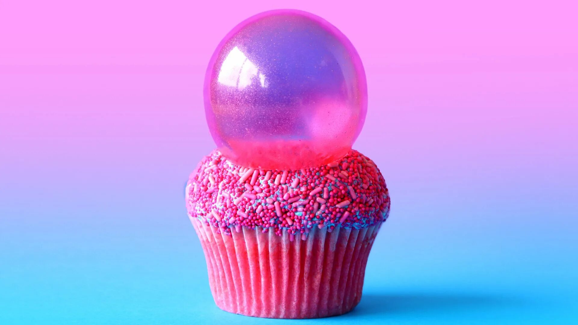 бабл гам. бубль гум жевательная резинка. розовая жвачка. розовые конфеты. розовая жвачка.