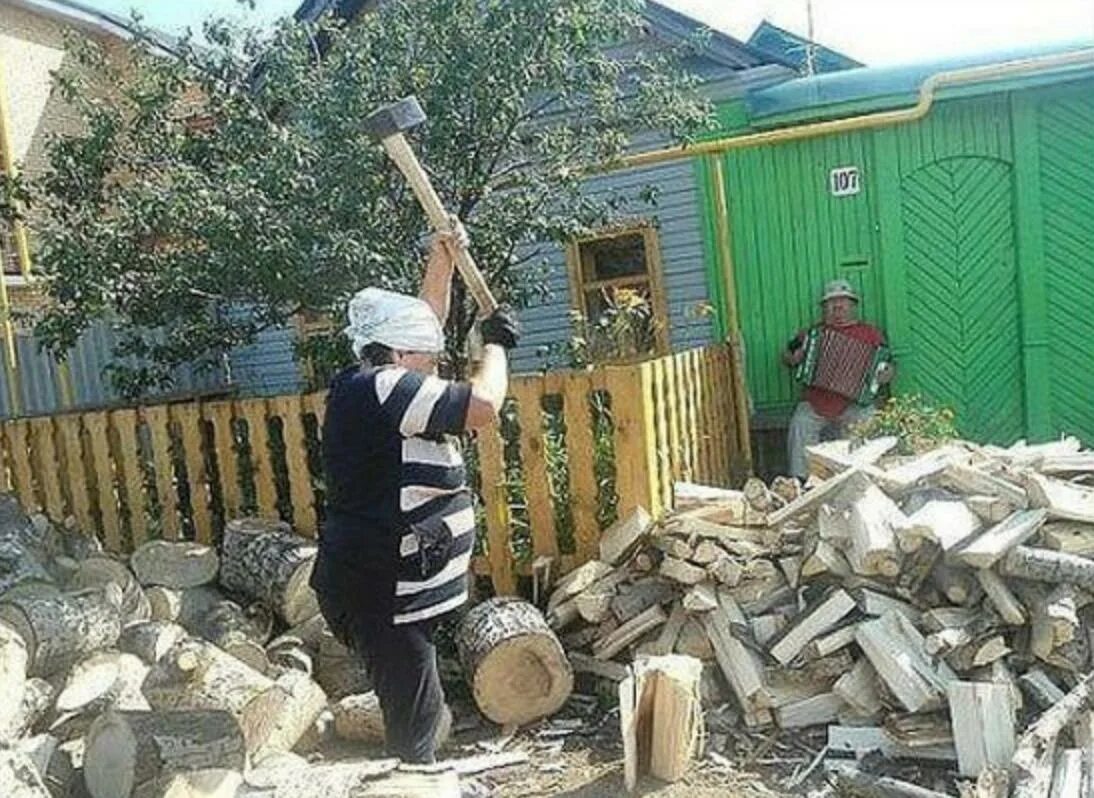 Папа он всегда поддержит поймет. Смешной костюм русалки. Просто хочется любви. Смешной костюм русалки. Папа он всегда поддержит поймет.