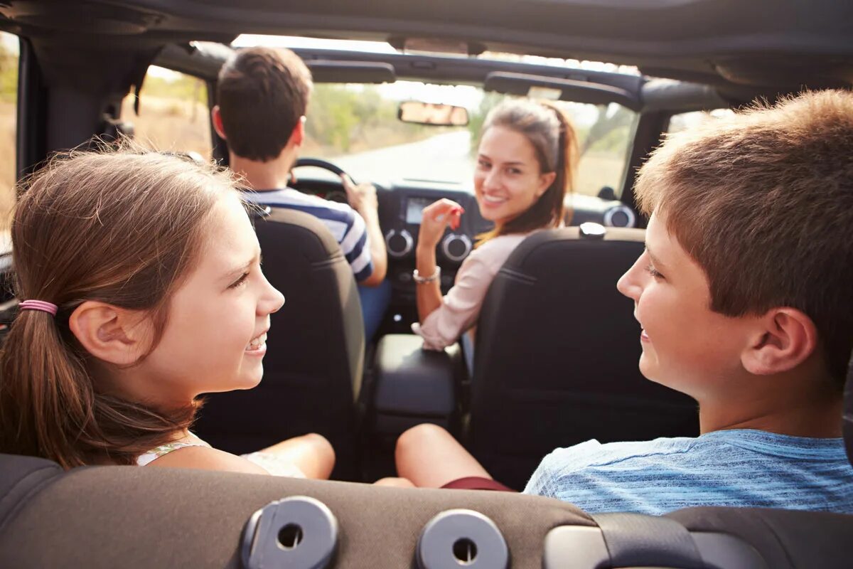 Car drive and listen. Семья с автомобилем. Путешествие на машине с детьми. Дети путешествуют. Машина для путешествий семьей.