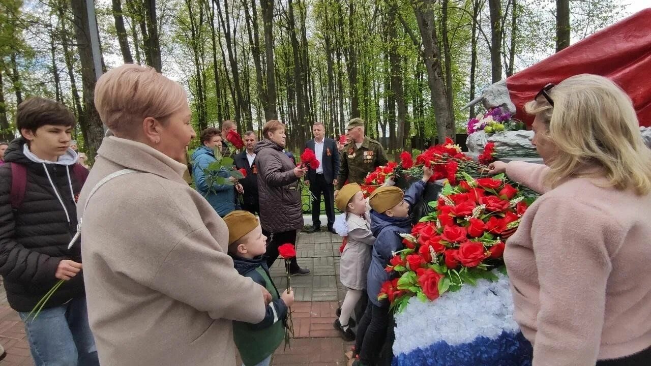 22 июня возложили цветы к памятнику. Возложение цветов в курске. Возложение цветов к мемориалу. Вечный огонь электросталь. Мемориальный комплекс вечный огонь обнинск.