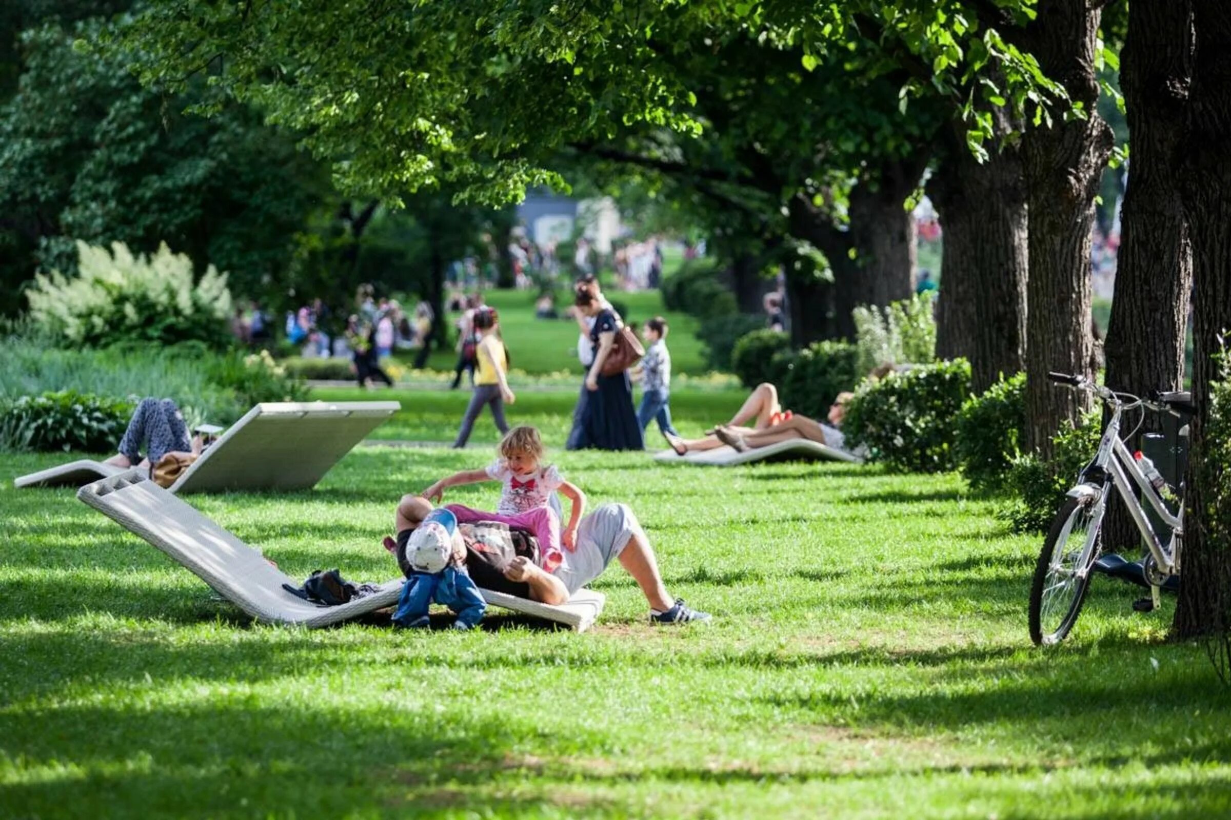 Lot of people in the park. Парк Горького Москва. Прогулка в парке Горького. Парк Горького Москва зоны отдыха. Парк Горького лужайка.