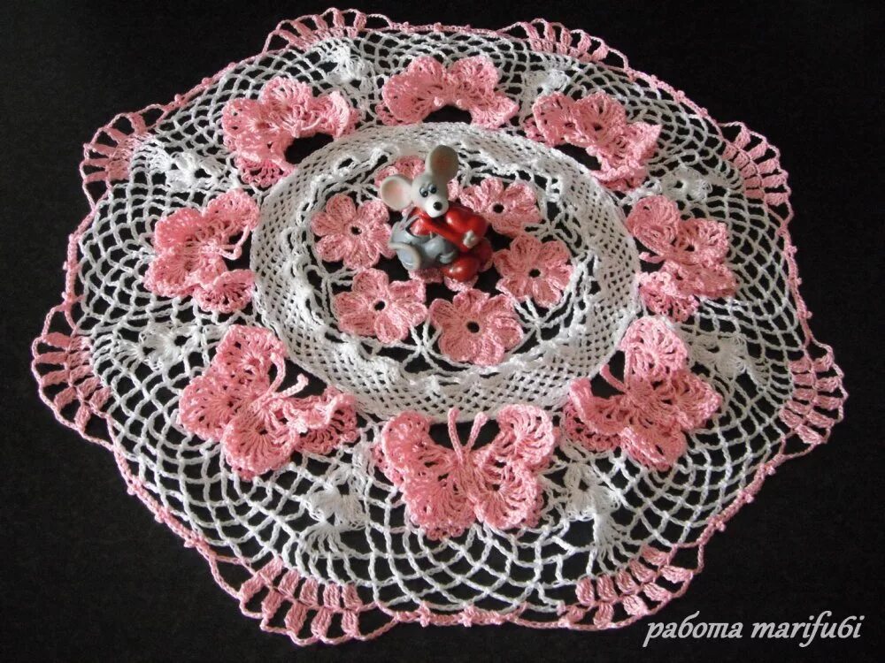 Как накрахмалить вязаную крючком салфетку. Салфетка doily крючком. объемные салфетки крючком. салфетки с объемными цветами. цветочные салфетки крючком.