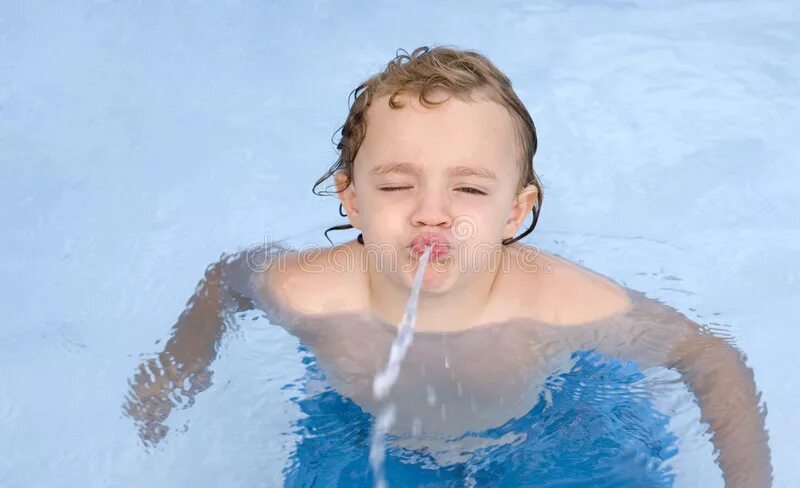 Плевок водой. Вода во рту. Плюется водой. Выплевывает воду. Ребенок захлебнулся водами