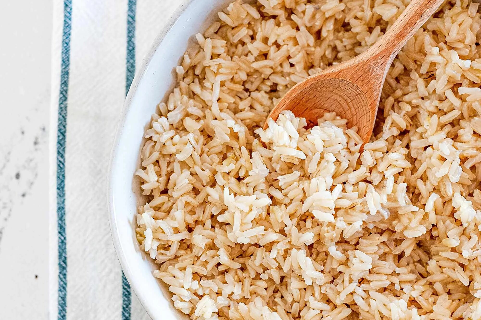 Brown rise. Рис бурый нешлифованный. Рис бурый нешелушеный. Бурый длиннозерновой рис. Цельнозерновой рис это бурый рис.