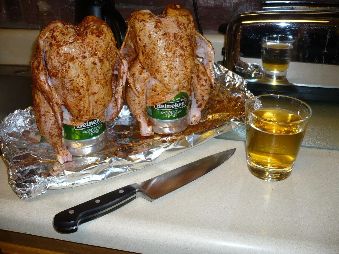 Курица на банки с пивом. Курица на бутылке в духовке целиком. Курица на пивной бутылке в духовке.