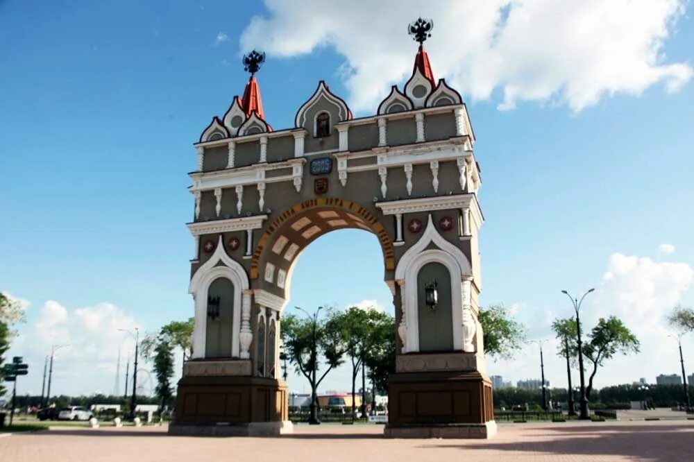 Арка благовещенск. Триумфальная арка в благовещенске амурской области. Триумфальная арка благовещенск. Памятник триумфальная арка в благовещенске. Город благовещенск триумфальная арка.
