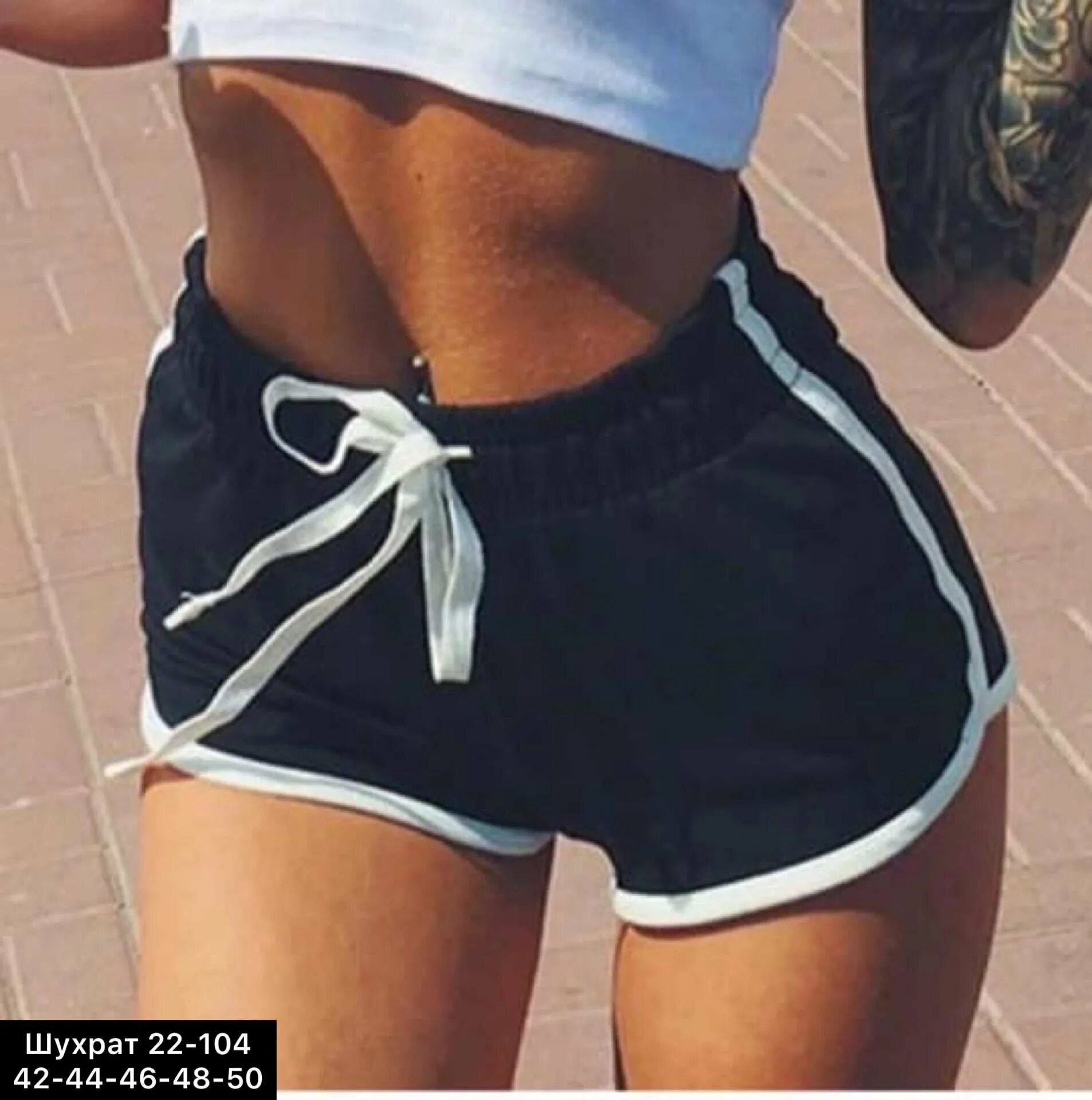 Девушка в шортах черно белая. Девушка брюнетка. Девушка в чёрных шортаз. Девушки в черно белых шортах. Связанная девушка в шортах.