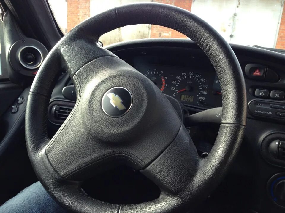 Кожанный руль - Chevrolet Niva, 1,8 л, 2010 года стайлинг DRIVE2