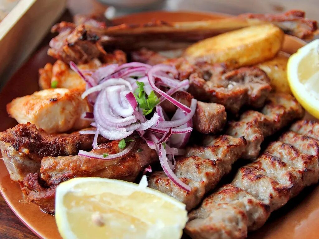 Шашлык ассорти. Азербайджанская кухня шашлык. Национальная кухня Грузии. Турецкие блюда шашлык.