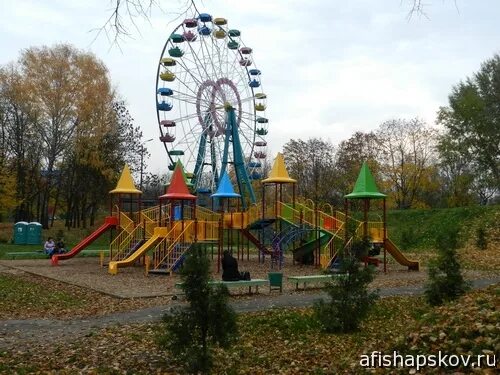 детский парк псков. псковский кремль стиль архитектуры. куда сходить псков развлечения. гремячая башня псков. псковский кром достопримечательности.