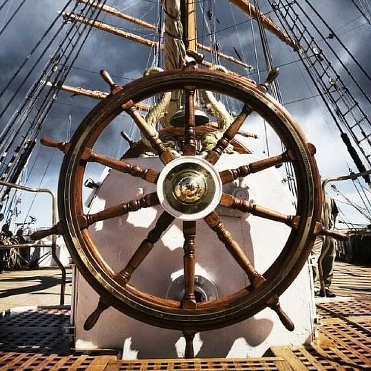 Ships wheel. Крузенштерн парусник штурвал. Штурвал корабля. Штурвал парусника. Руль корабля.