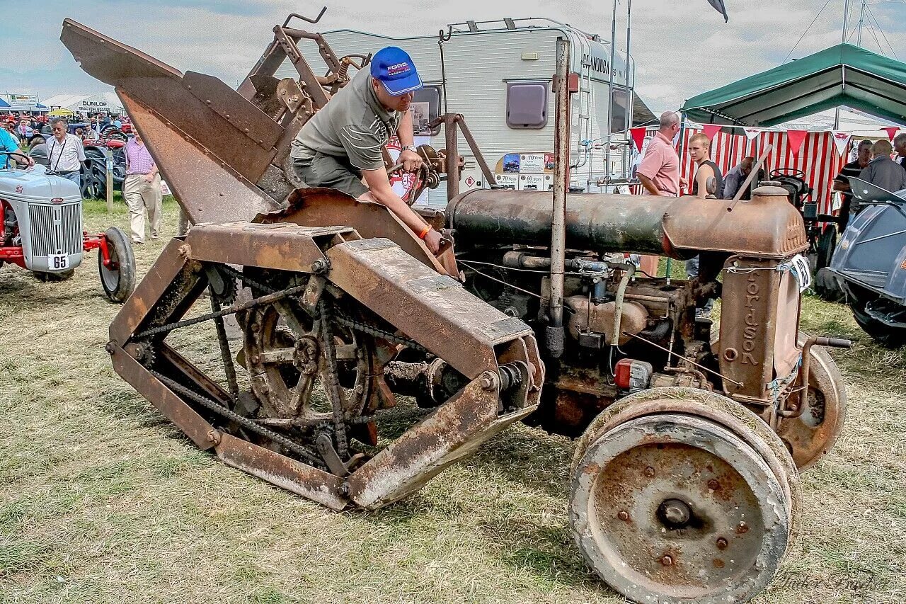 Фордзон-Путиловец трактор. Фордзон гусеничный трактор. Старый трактор. Старинная сельхозтехника.