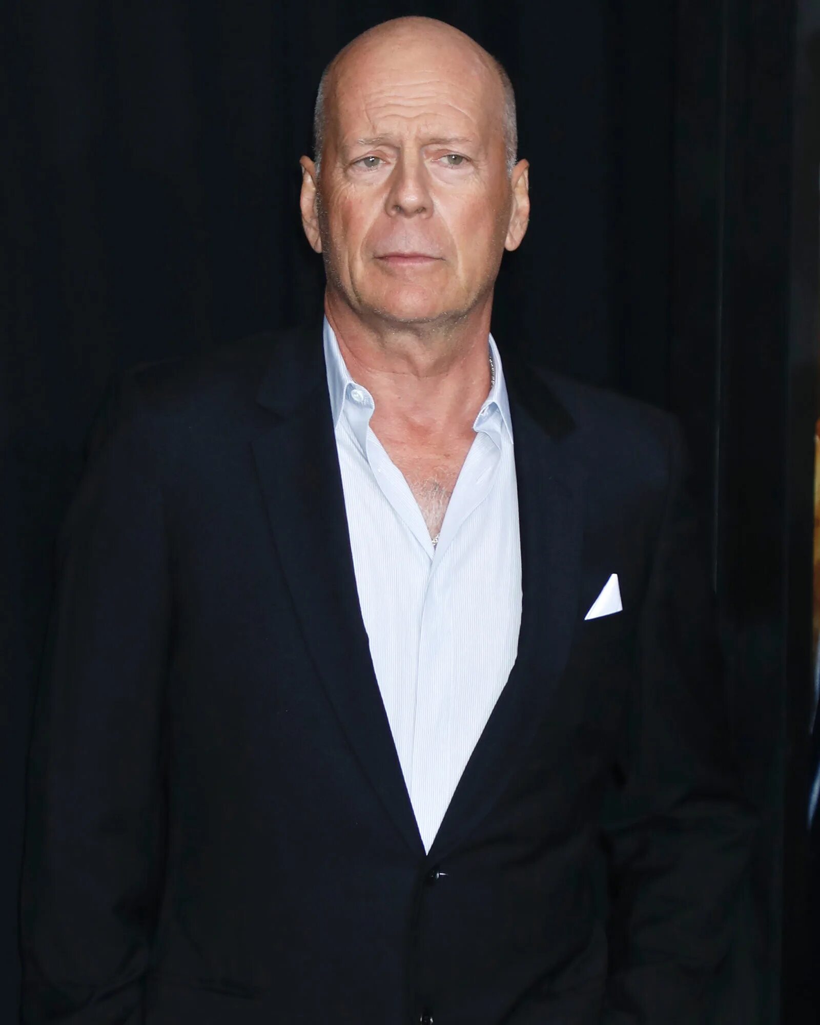 Bruce Willis. Брюс Уиллис Dementia. Брюс Уиллис 2022. Брюс Уиллис китаец. Брюс уиллис здоровье сейчас