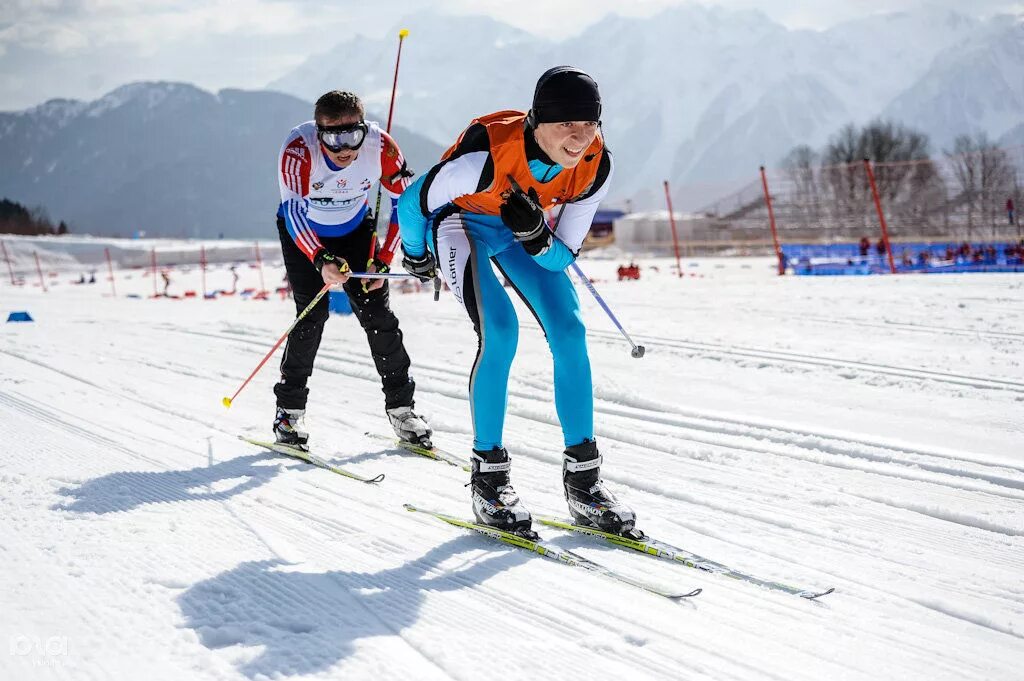 Лыжные гонки. Виды спорта на лыжах. Виды спорта лыжный спорт. Спорт слепых лыжные гонки.