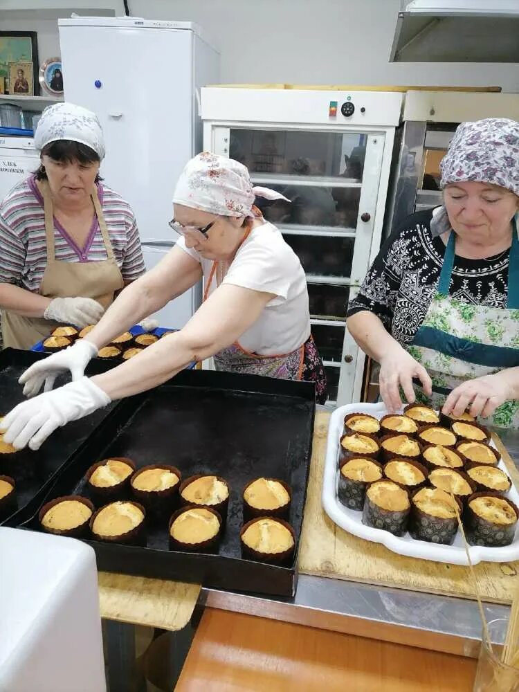 Пекарня куличи. Куличи в пекарне. Пекарня 1 Димитровград. Печём куличи монастырь. Кулич из пекарни.