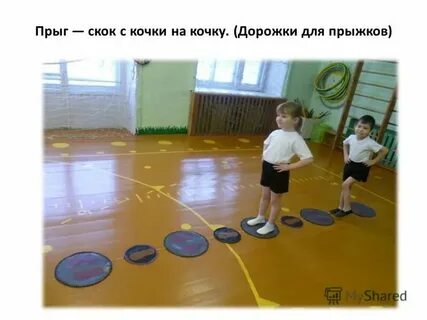 В саду по тропке прыгали воробушки