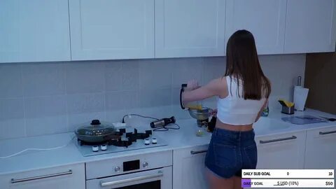 Пристала на кухне к брату