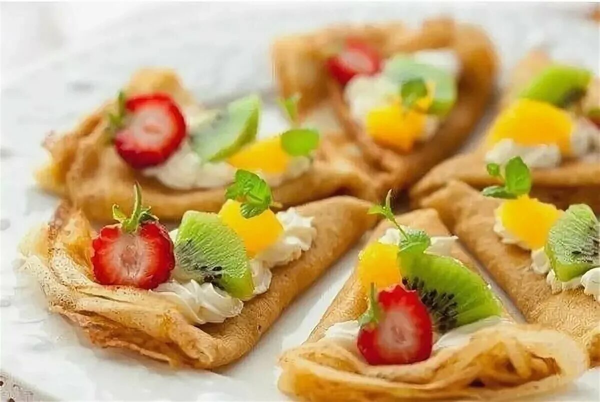 Блинчики украшение на масленицу. Необычная подача блинов. Композиция из блинов. Оригинальные блины. Как оформить блины.