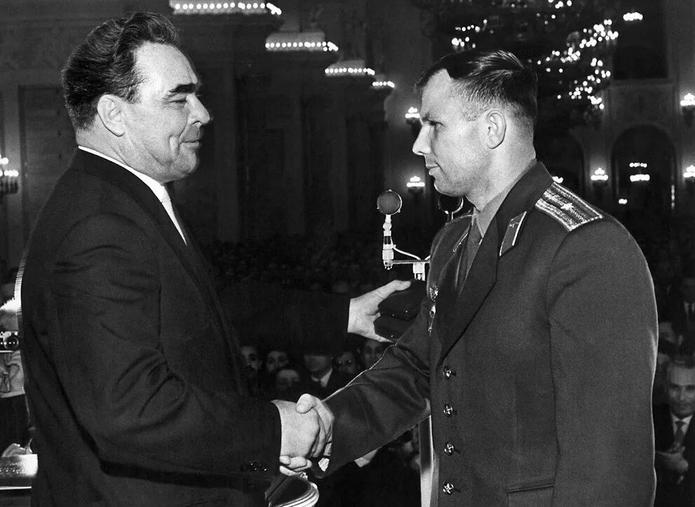 Звание гагарина после полета в космос воинское. Брежнев награждает Гагарина. Брежнев 1965.