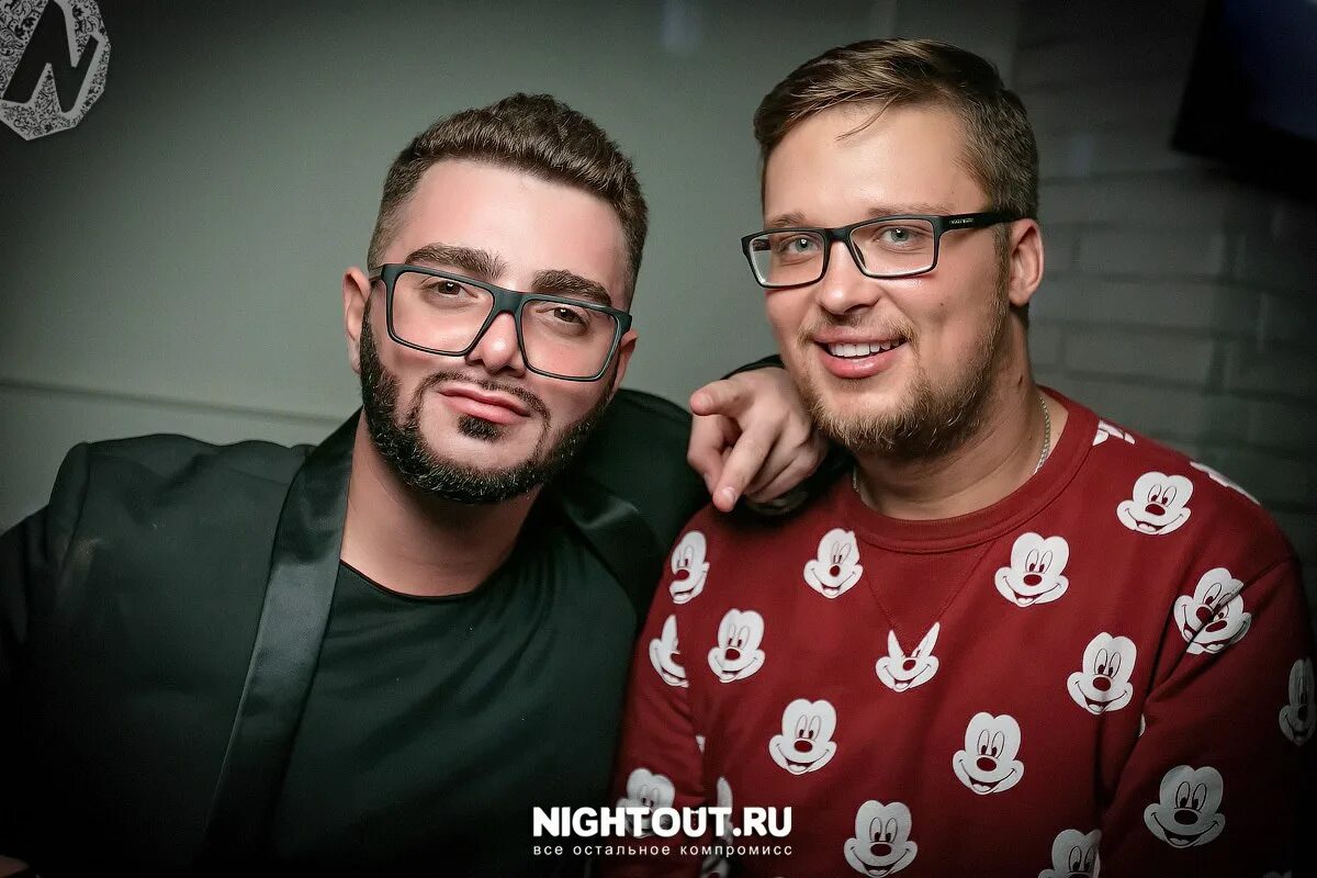 Как ходят в клуб. Мы идем в клуб. Диджей грув камеди клаб новый год. Мы идем в клуб. Грустный в клубе.