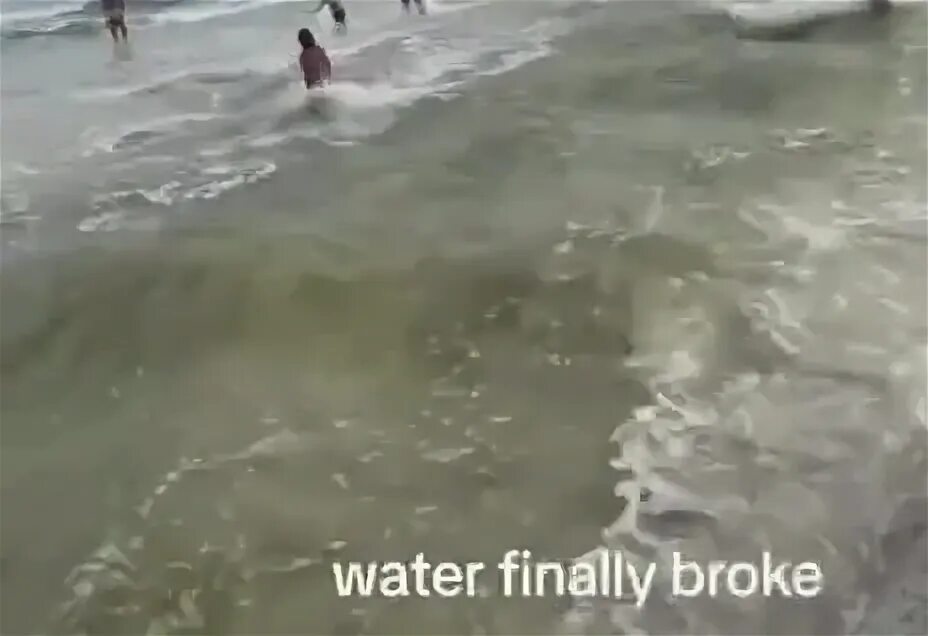 Житель с мотыгой. Мужик копал земля нашел необычный казана. Мужик вырыл канал и изменил. Таджики копают яму. Мужик вырыл канал и изменил.