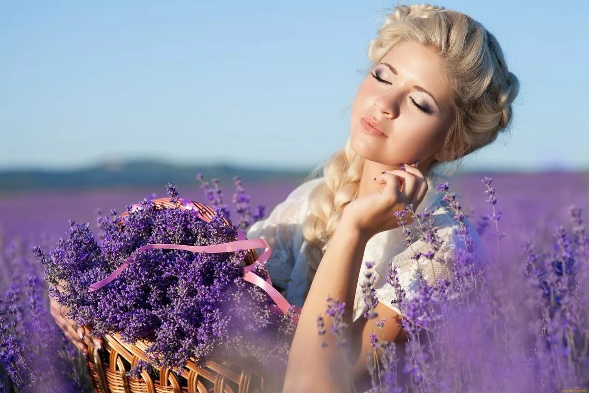 Песни аромат счастья. Девушка в лавандовом поле. Блондинка в лавандовом поле. Красивая женщина с цветами. Счастливая девушка с цветами.