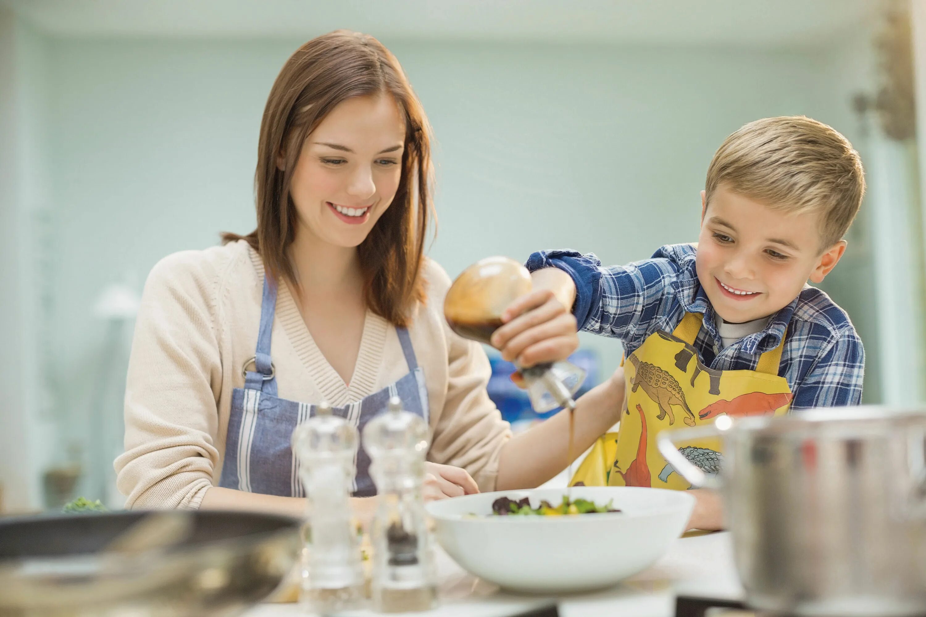 You me to cook the dinner. Мама с дочкой готовят. Мама готовит завтрак. Готовка с мамой картинки. Заботливая мама в кафе.