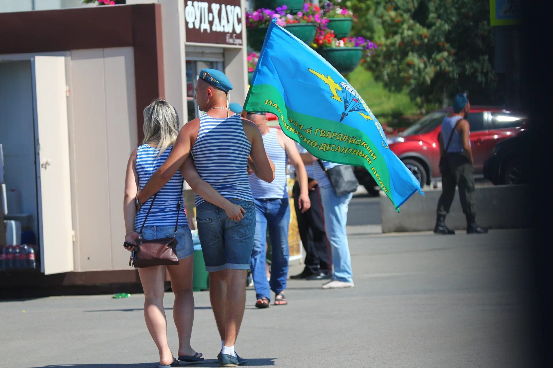Расплескалась синева по подъездам. Вдв расплескалась синева. день вдв пермь. с днем вдв расплескалась синева. день вдв самара 2025.
