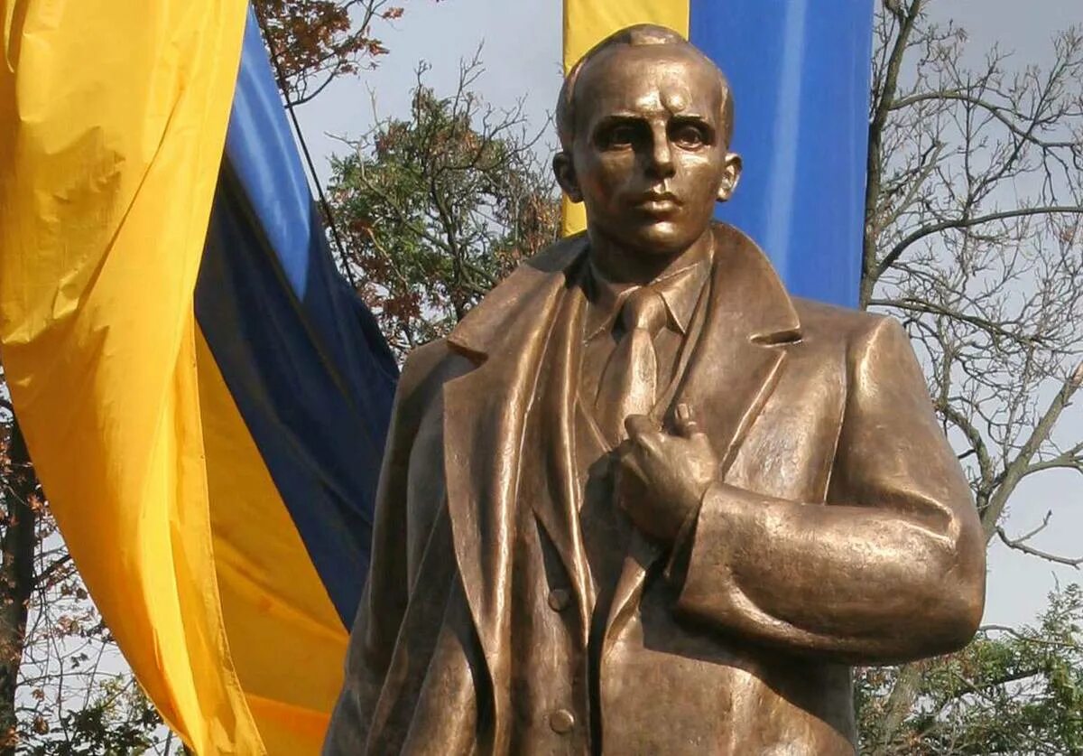 Бандера на украинском. Ивано-франковск памятник бандере. Бандера шухевич коновалец. Памятник степану бандере (тернополь). Памятник степану бандере в киеве.