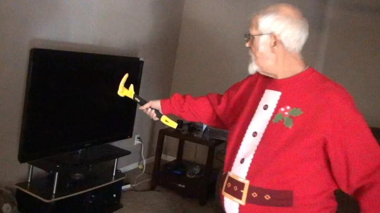 Злой дед. Злой дед телевизор. Телевизор разбил дед. Злой дед сломал плейстейшен.